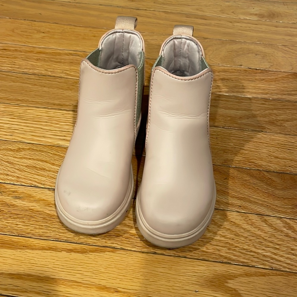 Girls Native pink boots in size 11. Some slight wear and tear.